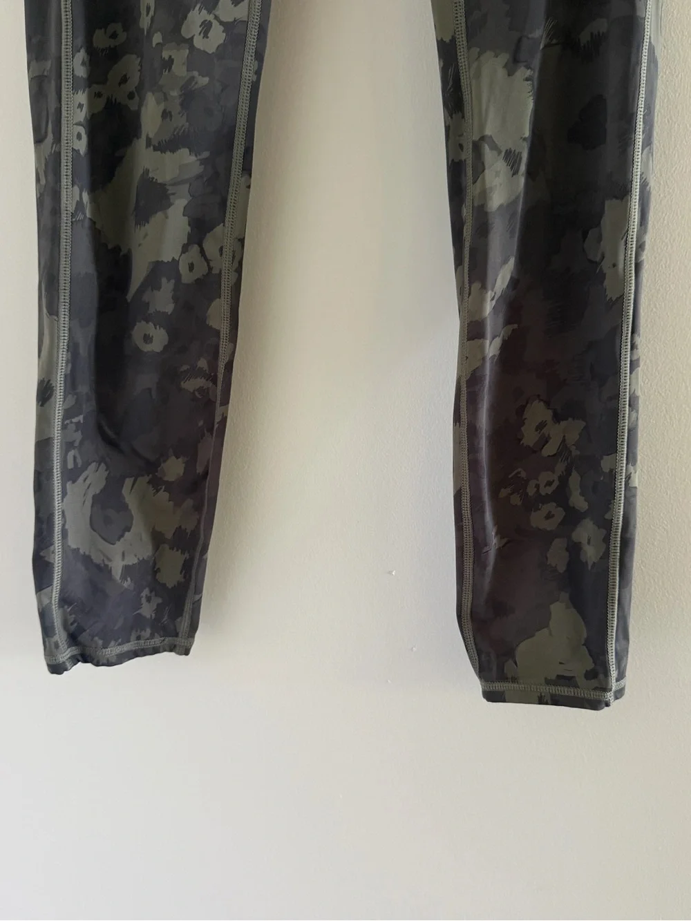 Vuori Stride Leggings Small Green Camo High Rise 7/8 Running Yoga Side Pocket - Picture 4 of 14